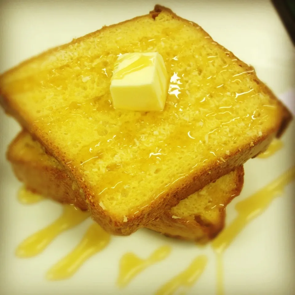 Coconut toast with butter honey 🍞🍯|Prae~*さん