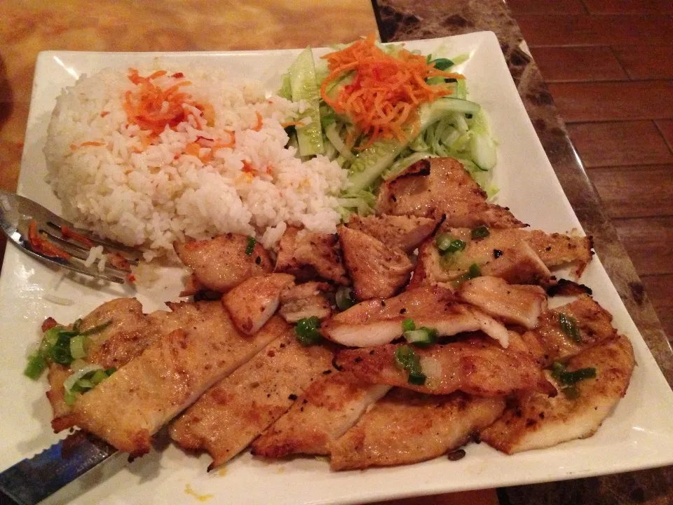 Snapdishの料理写真:Vietnamese Grilled Chicken  and Rice|Pyone Pyone Ayeさん