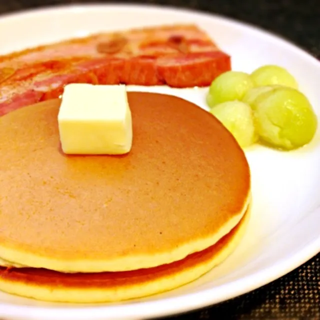 ベーコンステーキとパンケーキ🍴|リリさん