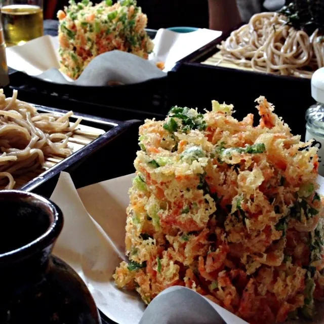 Snapdishの料理写真:桜海老と野菜のかき揚げ蕎麦@箱根園|ひぐちんさん