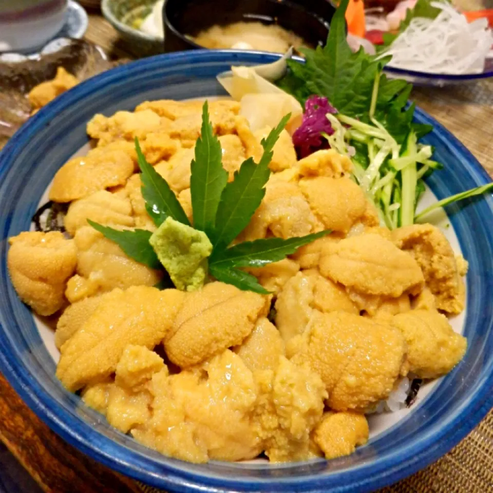 （＾∇＾）ウニ丼（＾∇＾）今日は赤がなかったけど、お刺身も食べて満足（＾∇＾）ザンギは今度ね。|しーさん