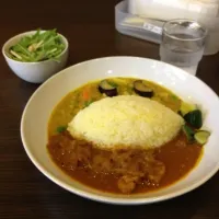 Snapdishの料理写真:黒胡椒のチキンカレー&ムング豆と具沢山の野菜カレーハーフ|murai_kさん