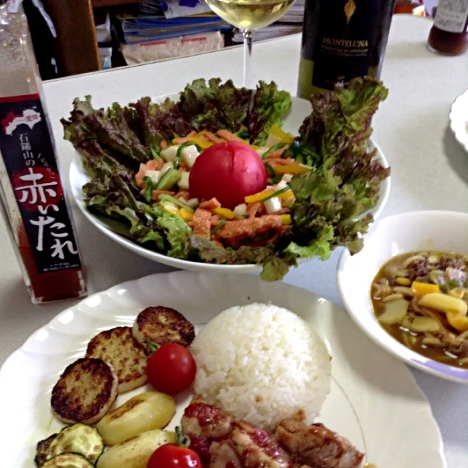 Snapdishの料理写真:ランチプレートとサラダ、白ワインも(*^_^*)|Noryさん