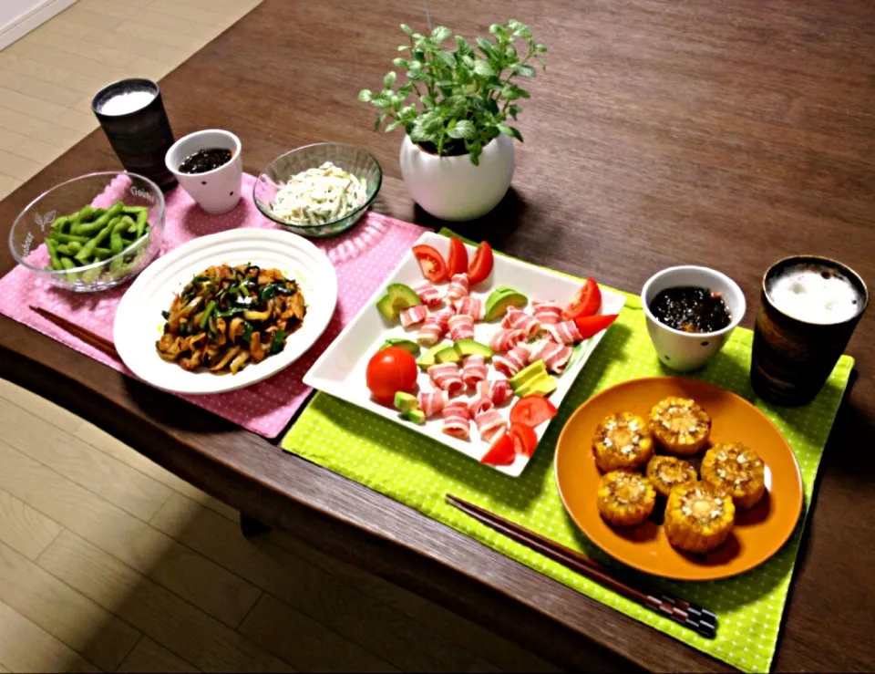 Snapdishの料理写真:パンチェッタの盛り合わせ、豚キムチ、枝豆の塩茹で、春雨ハムサラダ、カニカマもずく酢、とうもろこしのタレ焼き、ビール|pentarouさん