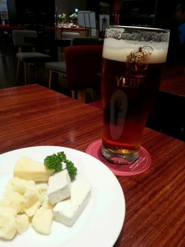 Snapdishの料理写真:Fine Yebisu beer with cheese|Maikさん