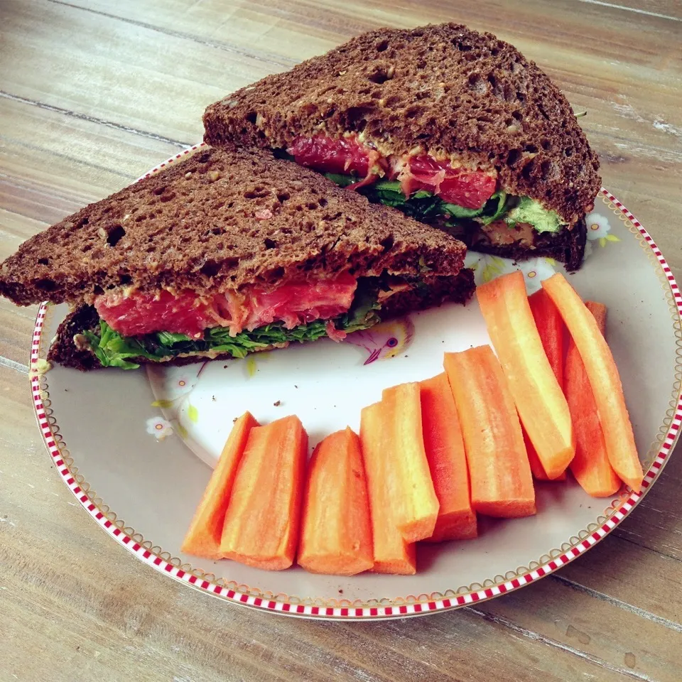 Snapdishの料理写真:Whole grain sandwich with cilantro hummus, almond tofu, arugula and grapefruit with carrot sticks on the side|Rianneさん