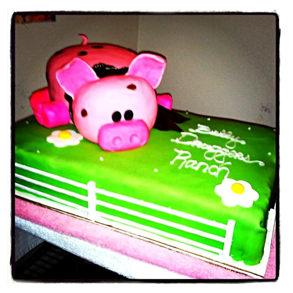 Snapdishの料理写真:Piggy Cake.. Marble cake with Rice Krispie treat ( pig)...|Angela Newellさん