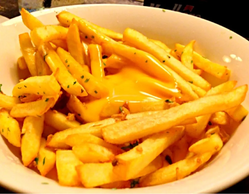 Snapdishの料理写真:Marvin's Garlic Cheesy Fries|Jhanineさん