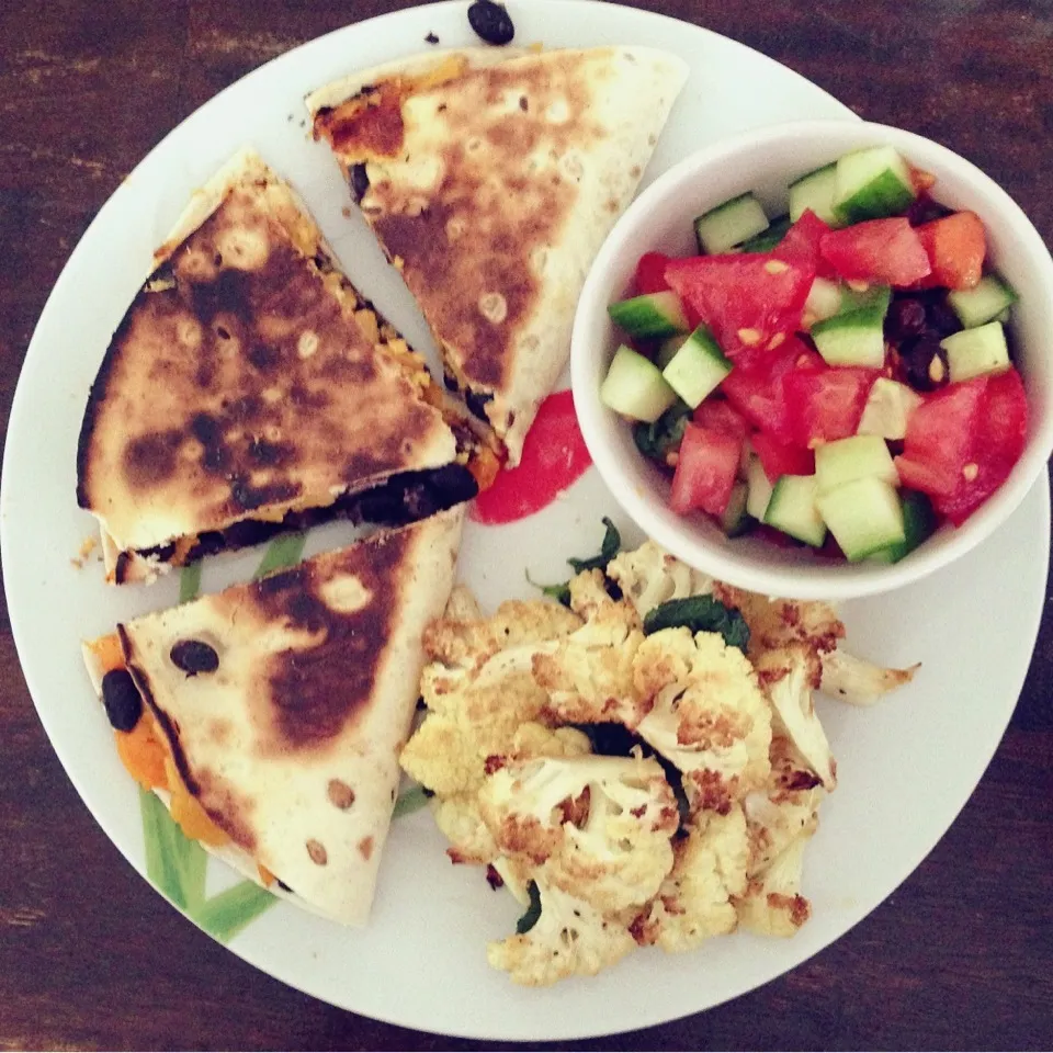 Sweet potato, black bean and vegan cheddar style cheese quesadilla, roasted cauliflower and tomato cucumber|Rianneさん