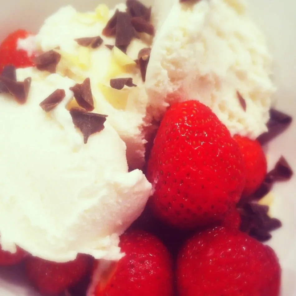 Goats milk ice cream and fresh strawberries for desert!!|Sharing Plates blogさん