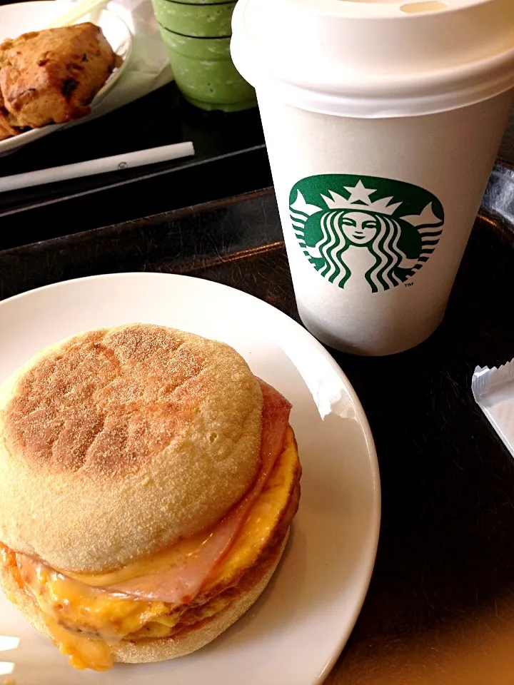 English muffin with a cup of mocha latte|PhUnGさん