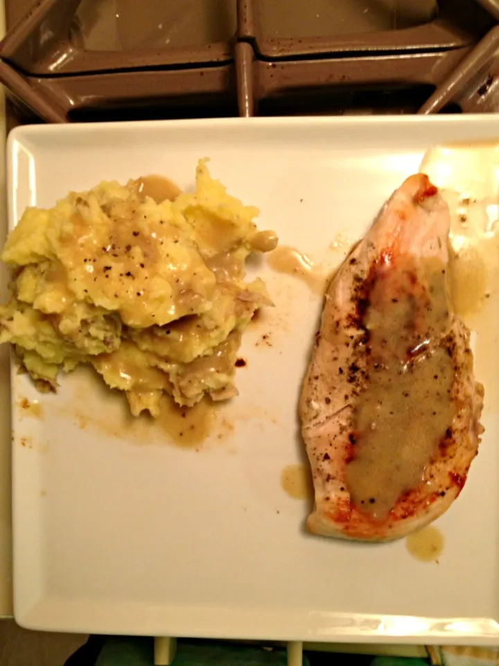 Pan roasted chicken & smashed potatoes with gravy|ablasek17さん