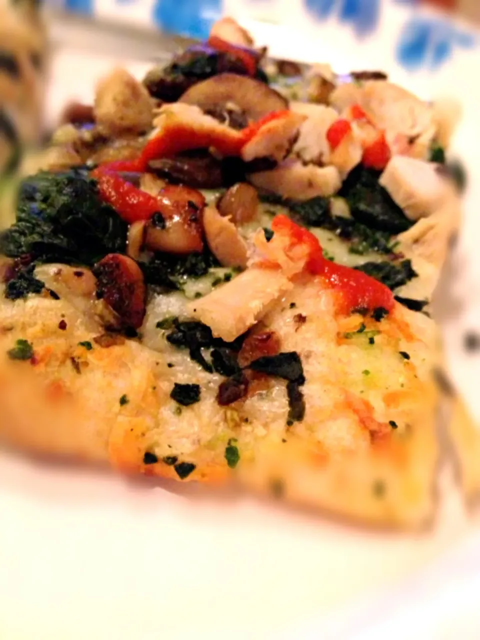 Spinach ,mushroom, Parmesan  pizza with a drizzle of sharatchi|Asten Davisさん