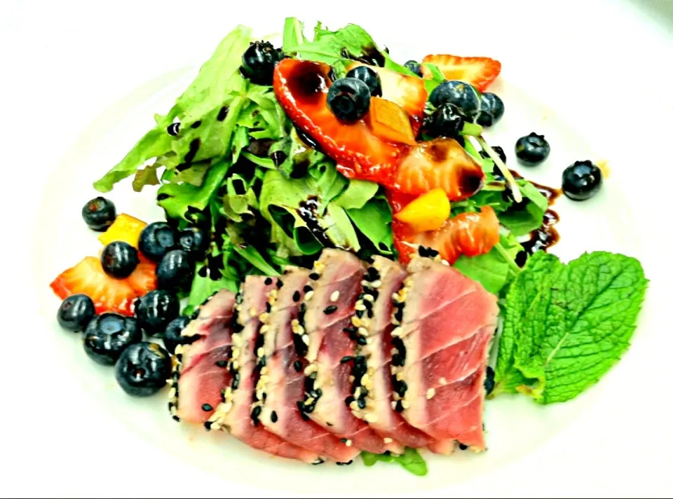 Snapdishの料理写真:Ahi summer salad with fig balsamic|Mathew Carterさん