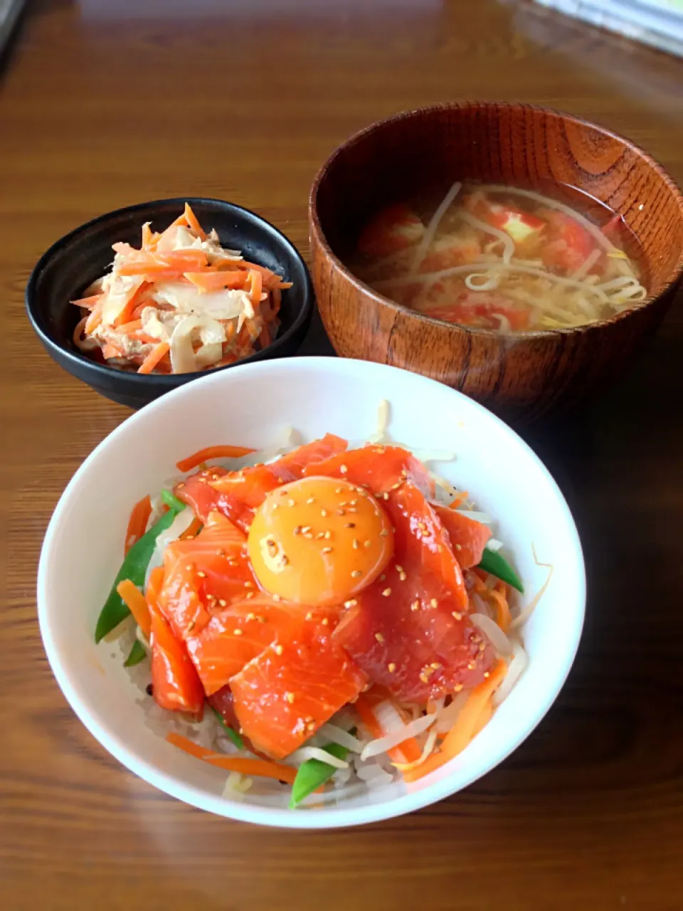 野菜たっぷりマグロとサーモンのユッケ丼 、にんじんと玉ねぎのサラダ 、もやしとトマトの味噌汁|よっちぃさん