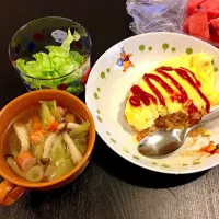 Snapdishの料理写真:オムライス、野菜たっぷりスープ、サラダ、スイカ|ぴょんすさん