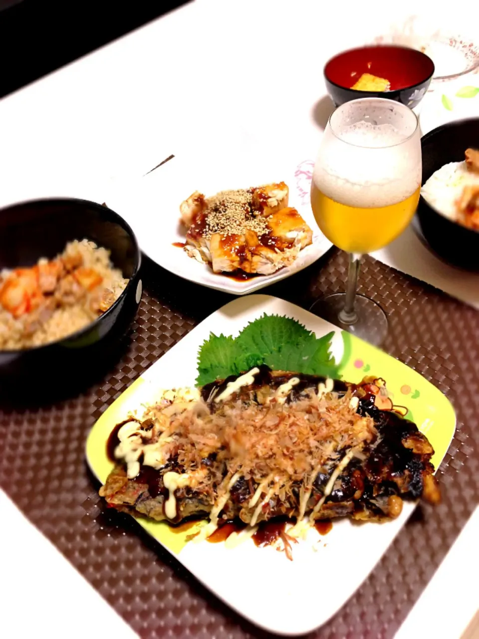 玄米ご飯のキムチ丼 ひじきと米粉のお好み焼き風 ビール😘|かいあきこさん