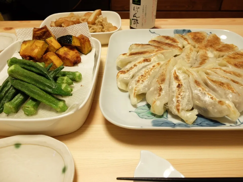 Snapdishの料理写真:今夜は餃子♪  白菜の代わりに白菜漬を使い、ニンニクは使わず生姜の微塵切りをタップリ。 小籠包みたいな肉汁じゅんわーで、美味しかった〜o(^▽^)o|Ozzyさん