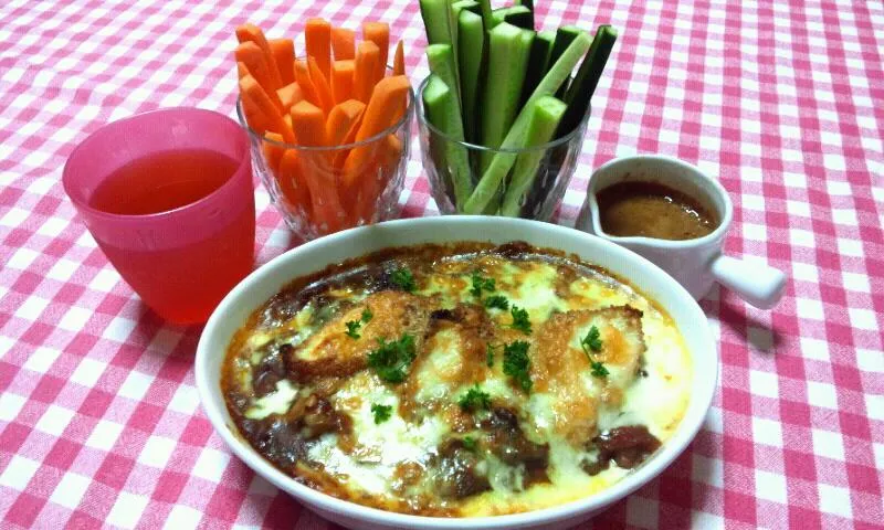 焼きカレー(昨夜残りカレー･ささみカツ･チーズ･パセリ･生クリーム)、バーニャカウダ(きゅうり･フルーツにんじん)|まあるさん