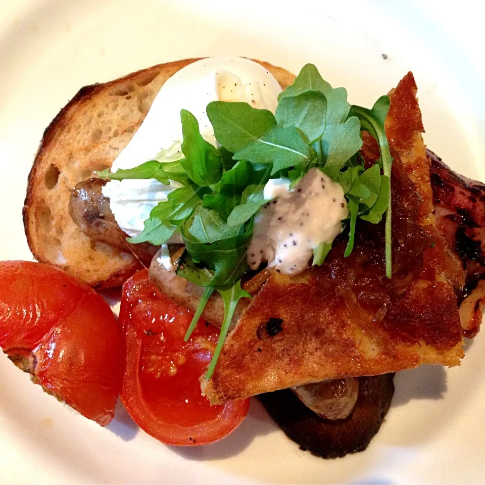 Poached eggs on sourdough with bacon, wild mushrooms, and parmesan rosti|Karen Yongさん