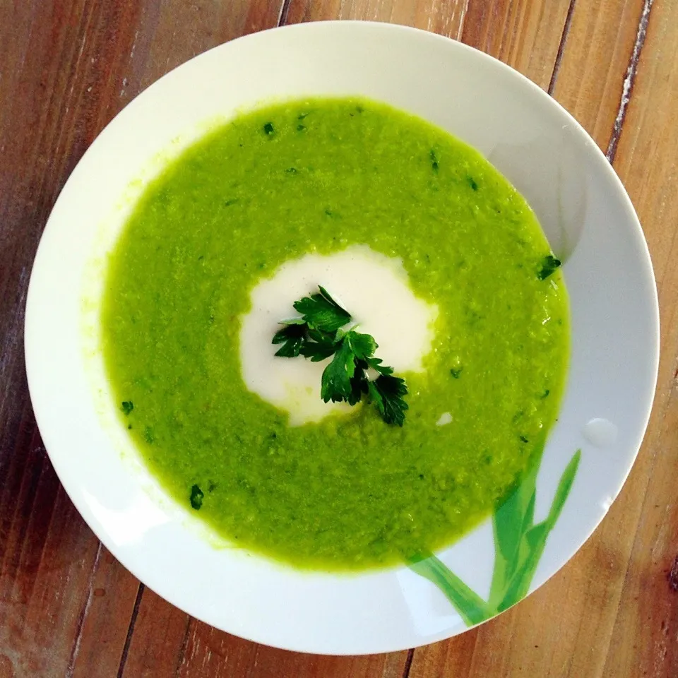 Snapdishの料理写真:Garden peas, cucumber, cilantro soup with rice cream|Rianneさん