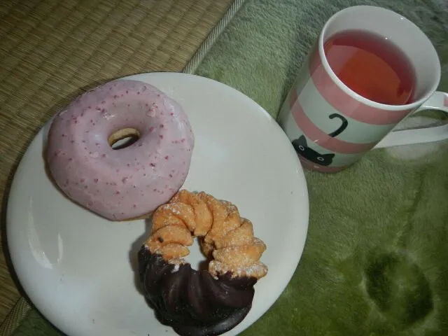 couple of donuts & raspberry tea|Asti 🌸🌸さん