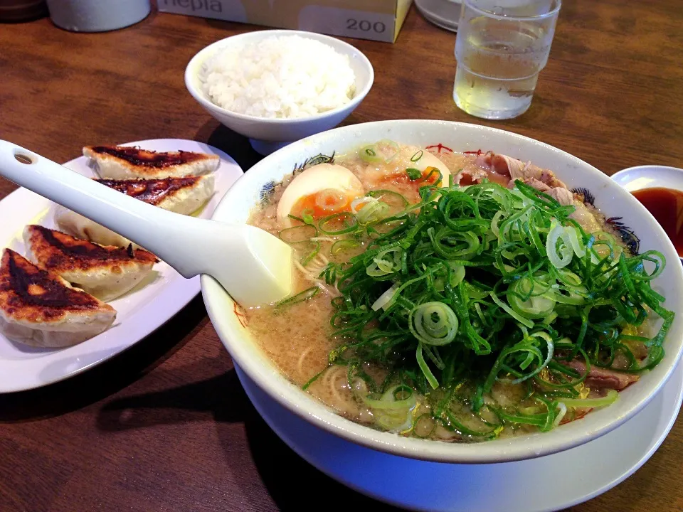 こってりラーメン☆ライス☆餃子|たまさん