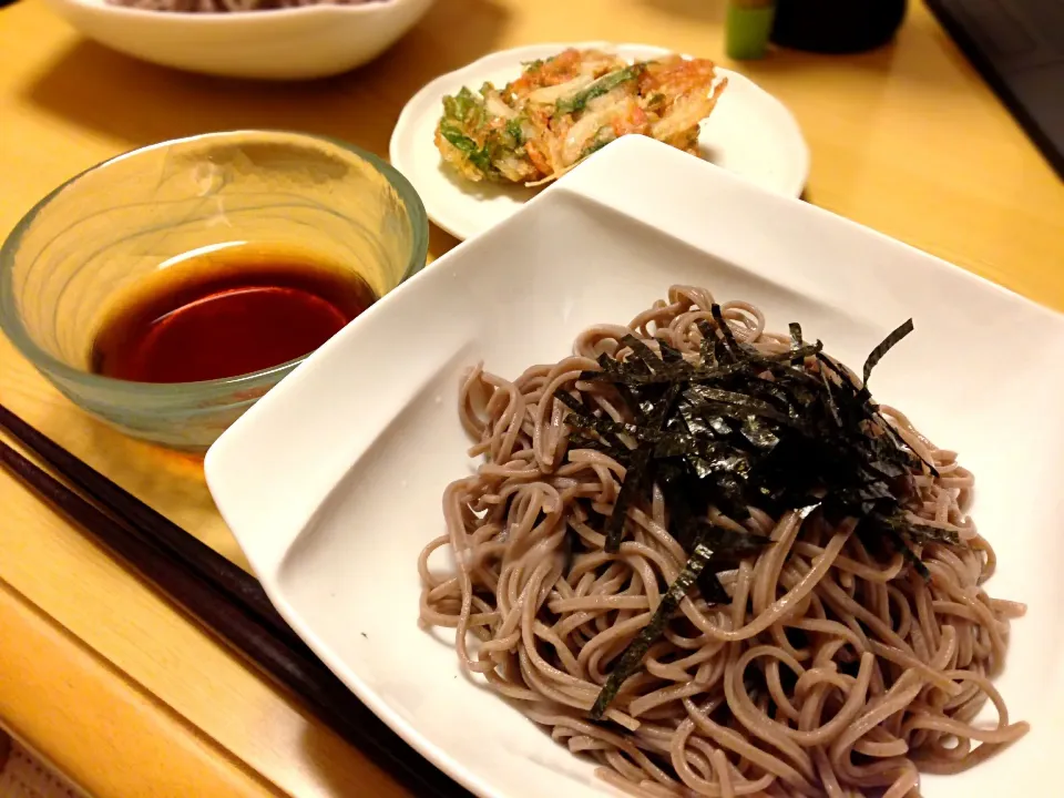 冷たいお蕎麦、買ってきたハゲ天の海老かき揚げ。|liccaさん