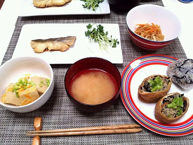 今日の夕食 煮魚、切り干し大根の煮物、高野豆腐の卵とじ、いなり寿司、味噌汁|pinknari🐰🌈さん