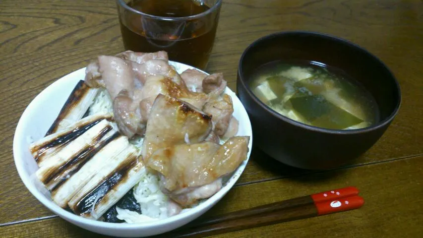 鶏の塩焼き丼＆豆腐とワカメの味噌汁|えっちゃんさん