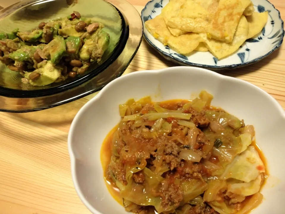 夕餉。長芋のおやき、納豆とアボカドとツナのサラダ、昨日の餃子の餡の残り利用のキャベツと挽肉のトマトスープ。|Ozzyさん