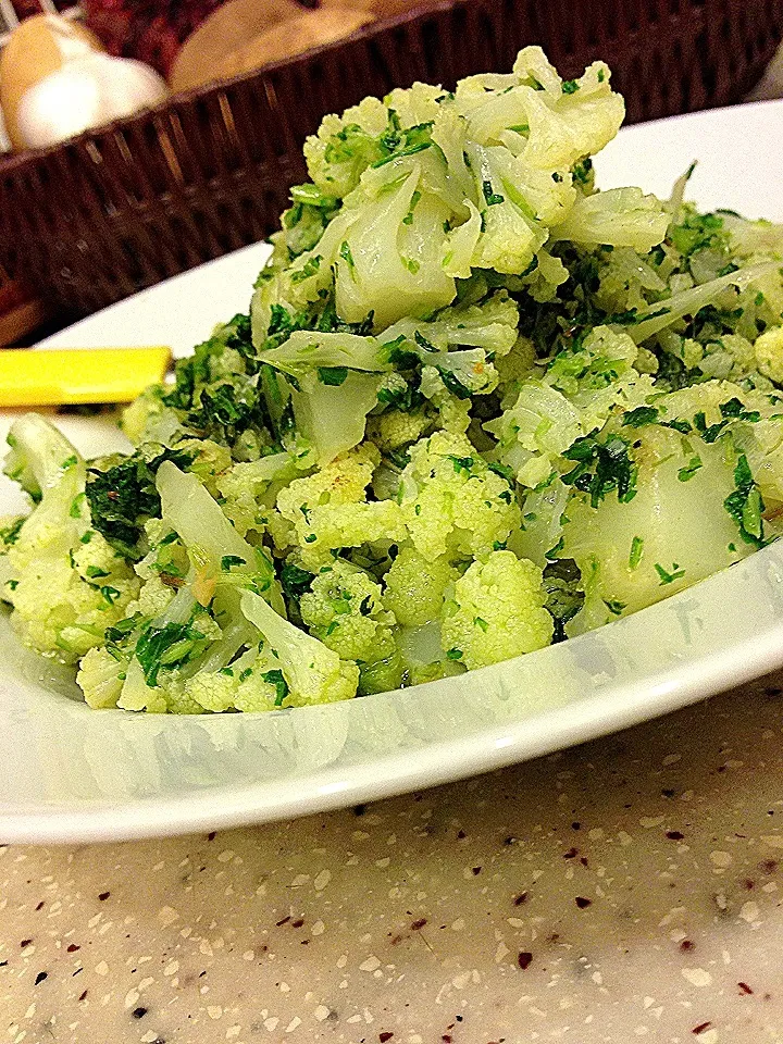 Coriander n garlic flavor fied cauliflower カリフラワーの大蒜香菜炒め|Yuka Nakataさん