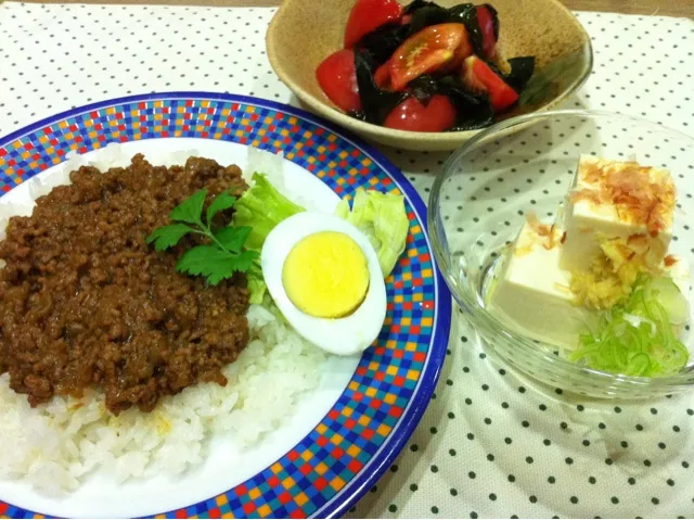 キーマカレー・冷奴・トマトとワカメのポン酢サラダ|まーままさん