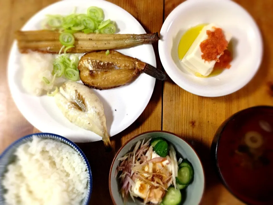 昨日、豊浜漁港で買ってきた干物(かわはぎ、鯖河豚、穴子)で、干物三昧。|小川真一さん