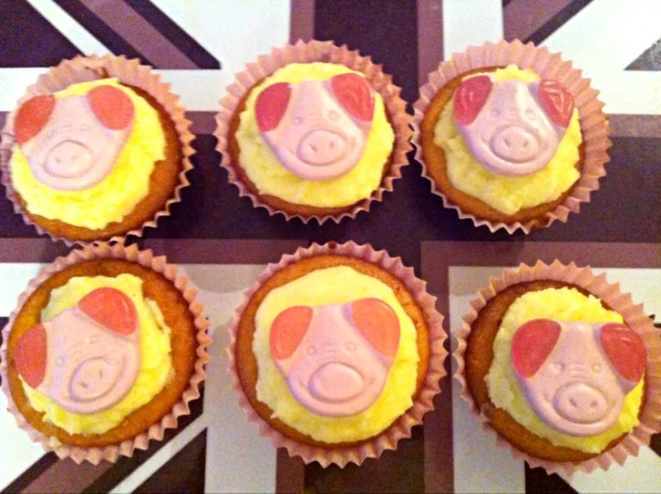 Strawberry Percy Pig Cupcakes|Nicole Avisさん