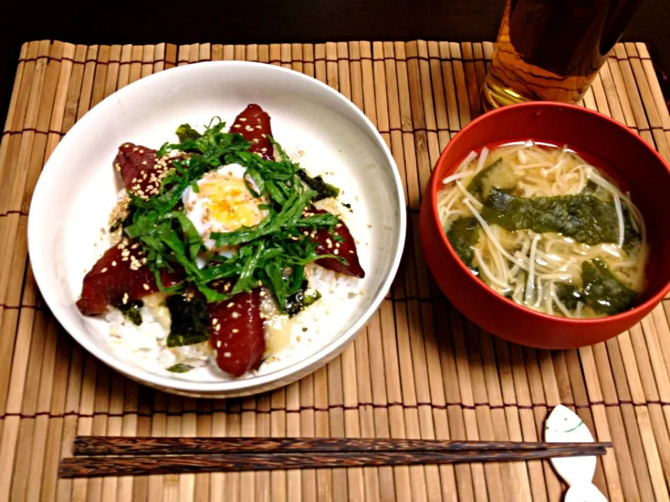 マグロ漬けトロロ丼.エノキとワカメの味噌汁|恭子さん