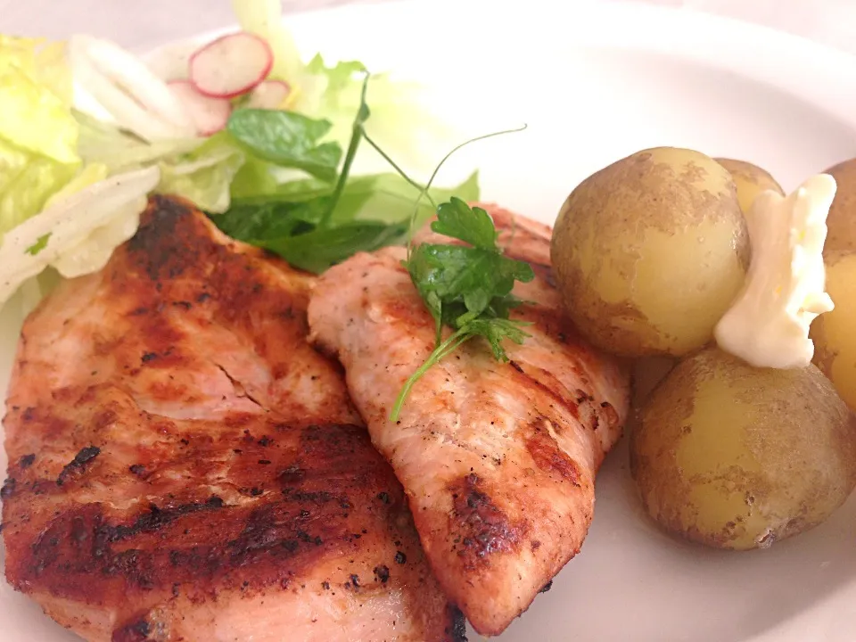 Grilled Chicken Breast, Cooked New Potatoes with Light Secret Sauce and Salad|Patrikさん