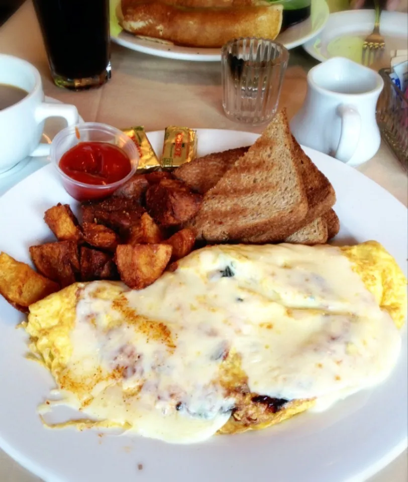 Prosciutto & Mozzarella with Sundried Tomato and Basil Omelette, Home Fries And Whole Wheat Toast|MyRaXさん