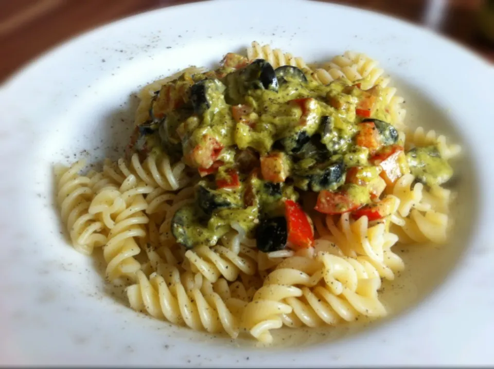 Snapdishの料理写真:Pasta, Peppers, Olives, Onion, Pesto|wiwi mrgさん