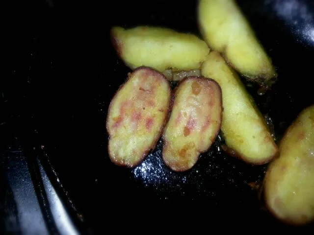 Snapdishの料理写真:crunchy tasty....delicious peruvian potatoes ( Papa peruanita) this have a natural red color inside....thats gives that wow factor|Daniel Olléさん