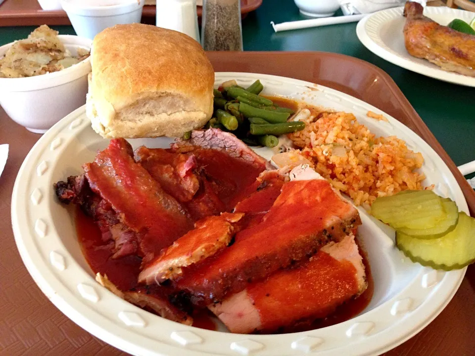 Brisket, turkey, and side goodness.|Chris Rothさん