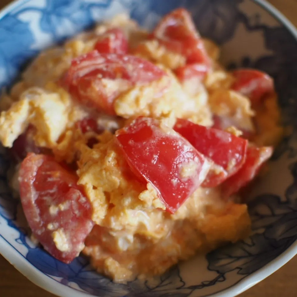 朝食：トマト玉子炒め、麦飯、わかめの味噌汁|Kenny Hiraiさん