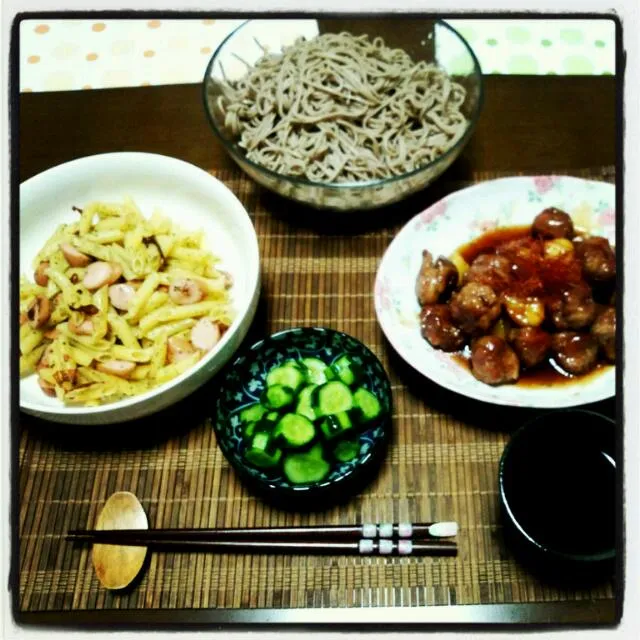 Snapdishの料理写真:蕎麦、豚コマ肉団子甘酢あん、ペンネペペロン風、漬け物、あさりのお吸い物|manapさん