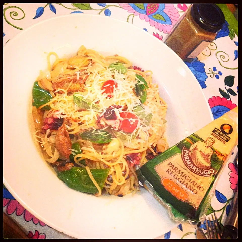 タコとムール貝、オイルサーディン、お庭のアイコ＆バジルのアーリオオーリオバベッティーニ。イタリアのお土産、パルメジャーノレジャーノがけ。|naoさん