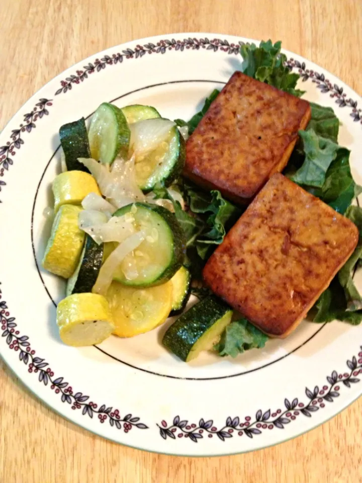 Roasted marinated tofu over kale with summer squash|http://melissasmenu.wordpress.com/さん