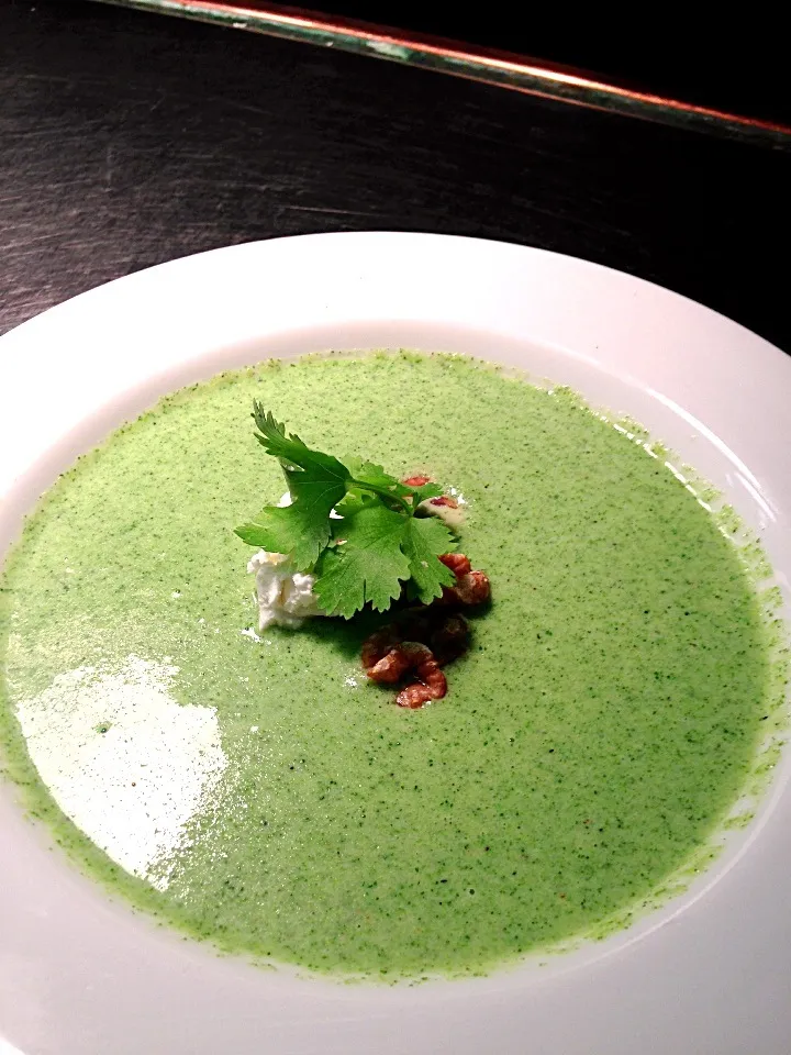 Broccoli purée with roasted walnut, goat cheese, and cilantro.|Nate Merdellさん