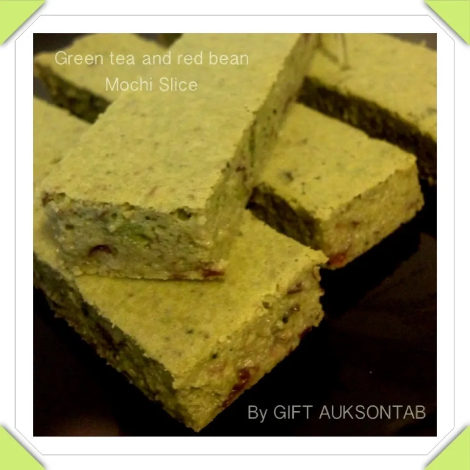 Green tea and red bean Mochi slices.|GiftAuksontabさん