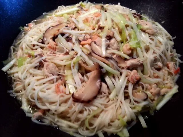 Noodles with chives, chicken, shrimp and black mushrooms|Juneさん