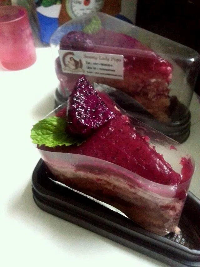 Snapdishの料理写真:เค้กแก้วมังกร เพื่อสุขภาพสักชิ้นมั้ยคะ  ชิ้นละ35บาทจร้า|Sweety Lady Popsさん