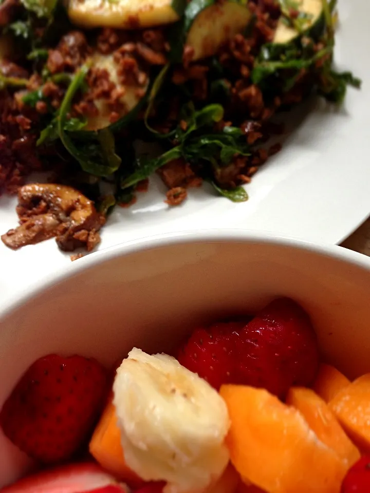 Vegetable fry with soy chorizo and fruit|Kristen Ankenyさん